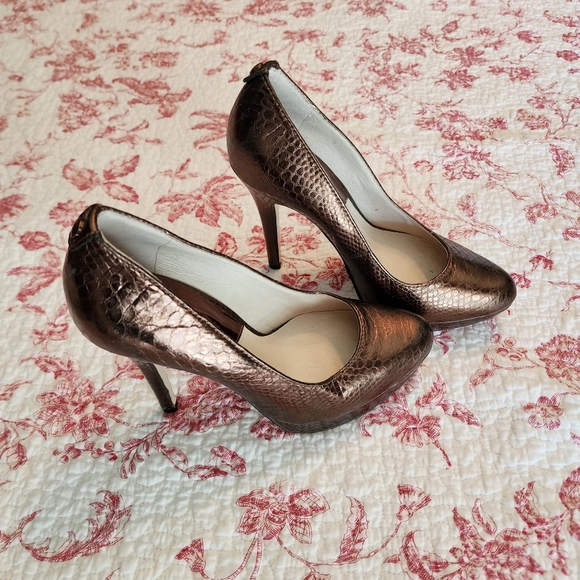 Michael Kors shoes pumps copper colored size 6 elevated  heels 👠 pumps - Picture 14 of 14